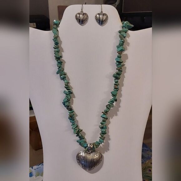 Pretty New Genuine Turquoise & Textured Heart Pendant Necklace & Earring Set - Picture 1 of 3